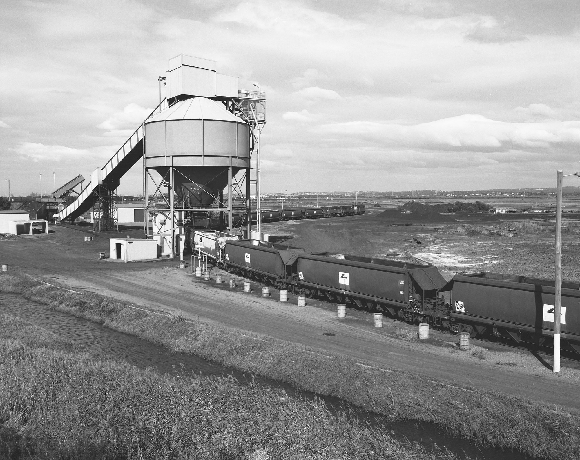 Trains on Hexham Balloon Loop near bin. Hexham, NSW, 23 May 1988 ...