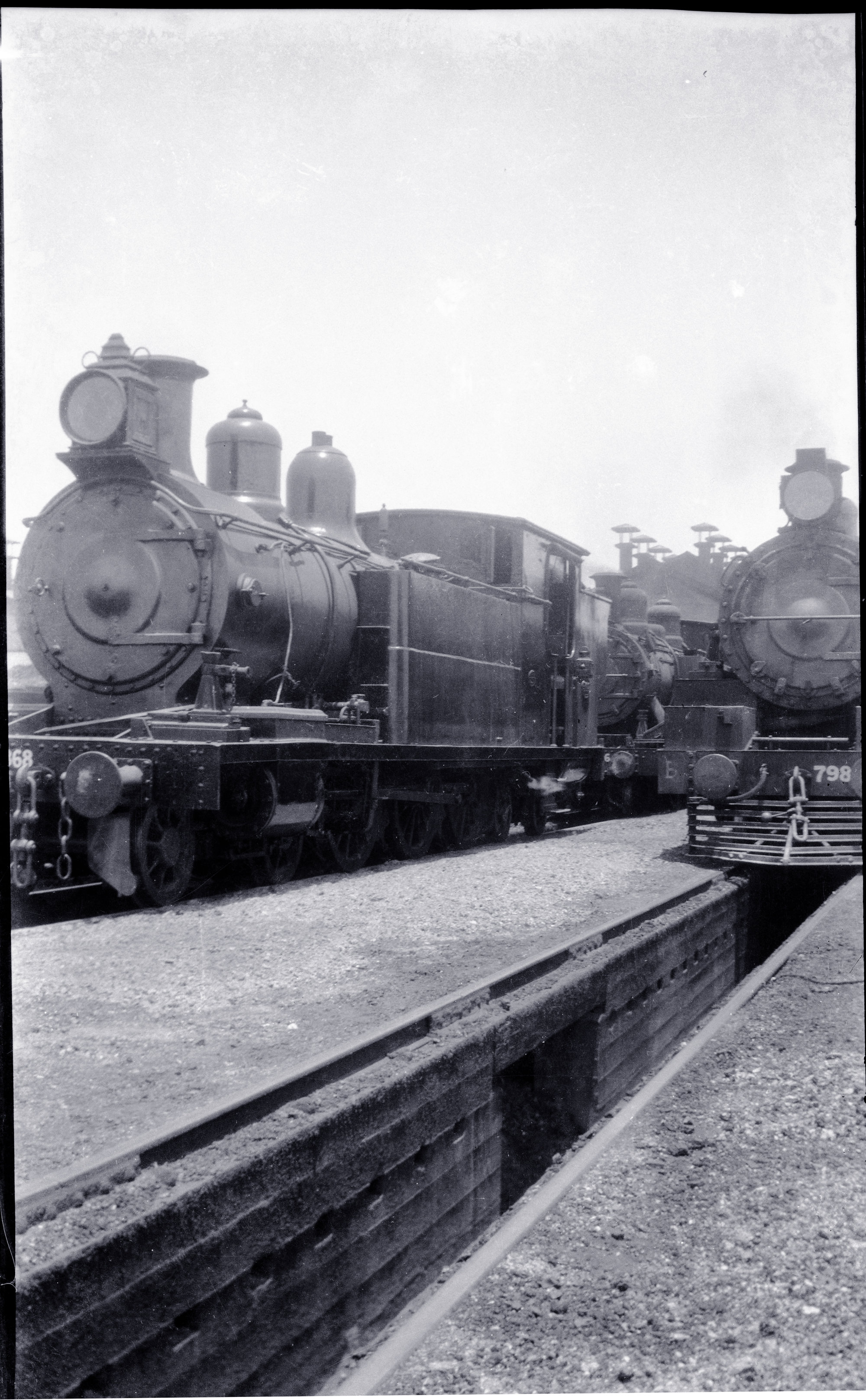 QGR, 6D16 Class No.868 (left) C-19 Class No.798 (right), Mayne ...