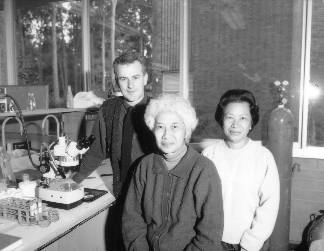 Professor Tim Roberts with two unidentified people in a science ...