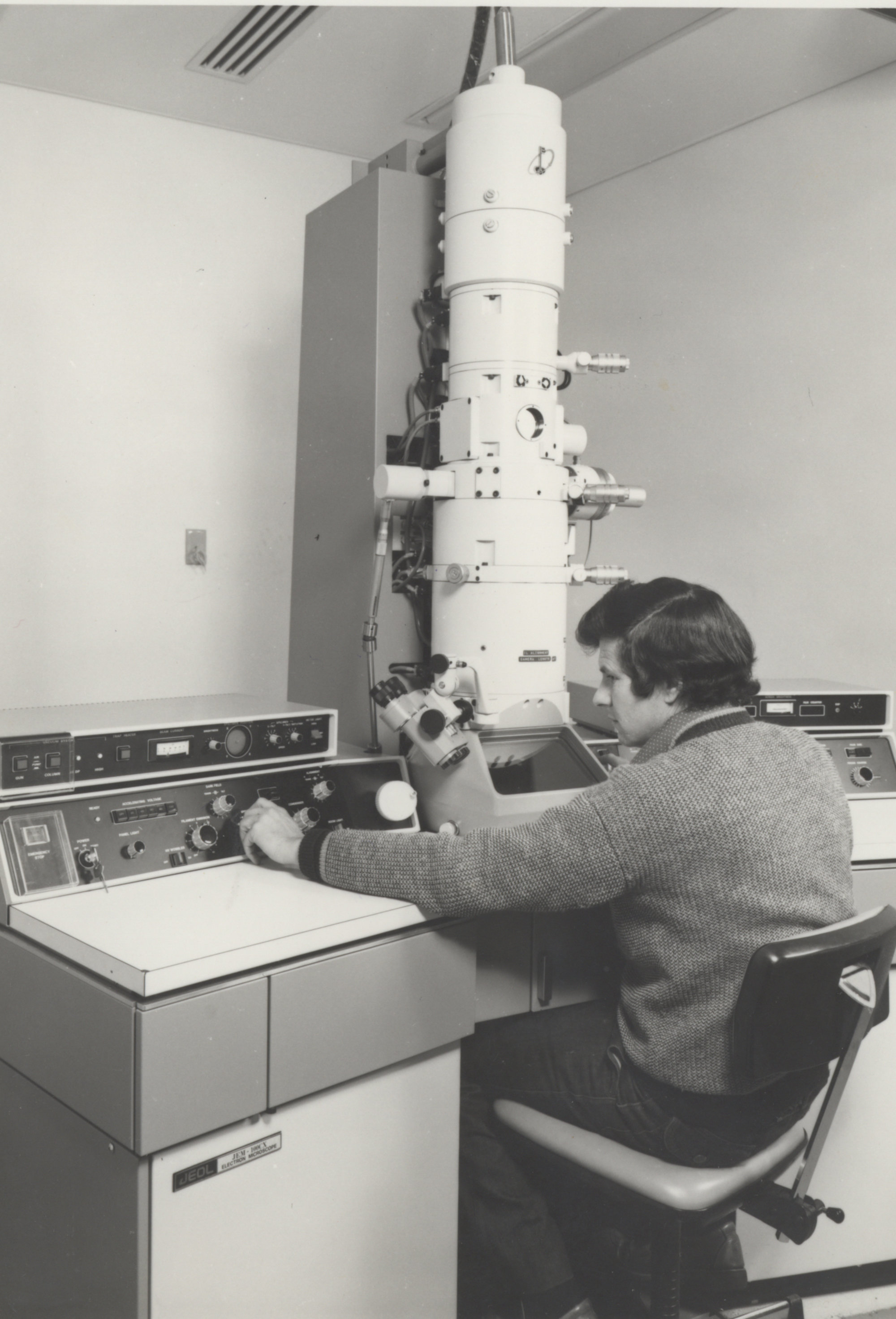 JEM 100CX Electron microscope at the University of Newcastle, Australia