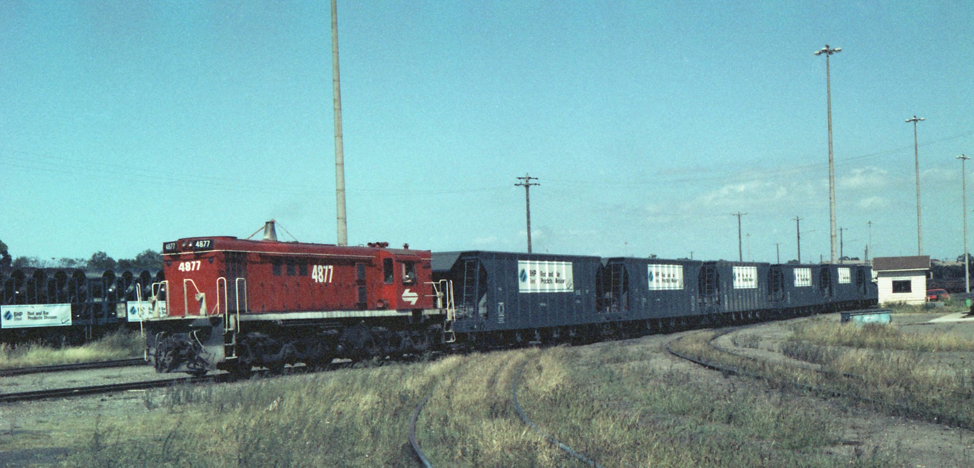 4877 leaving Morandoo with a rake of BHP CXD hoppers. | Living Histories