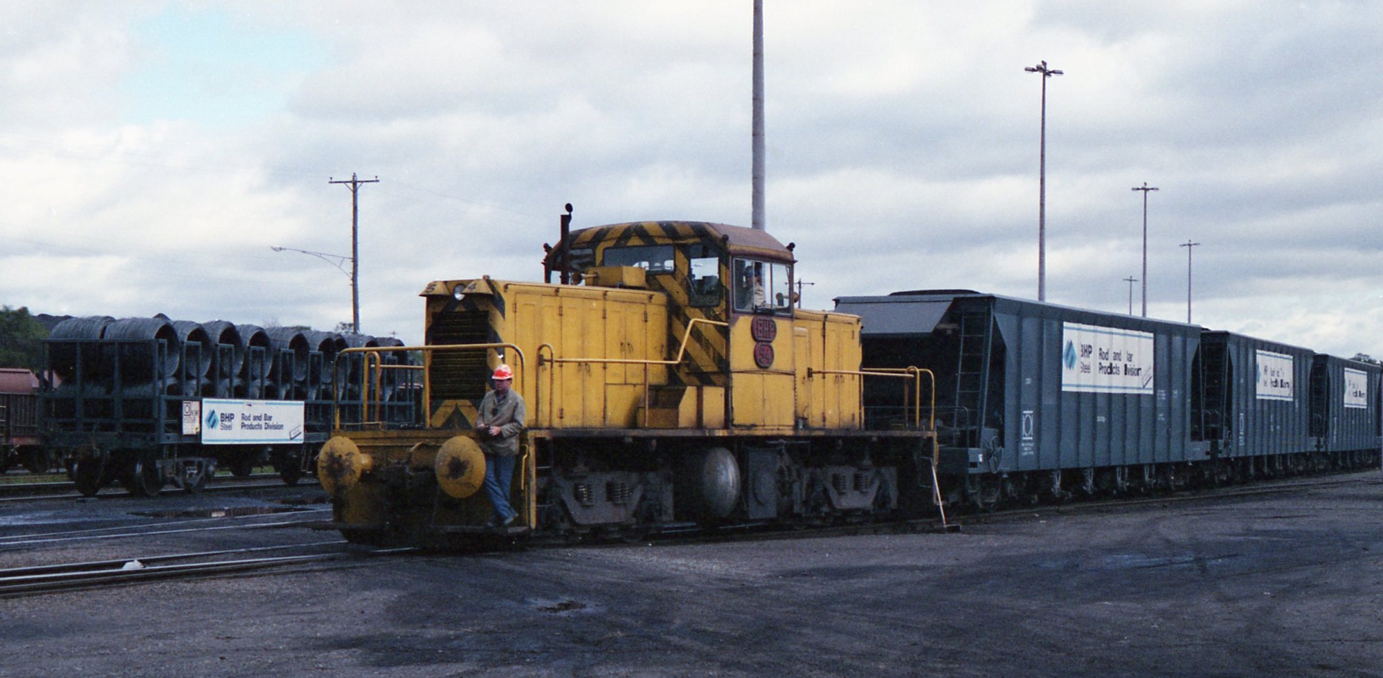 BHP54 pulling a rake of BHP CXD hoppers from Morandoo into the plant ...