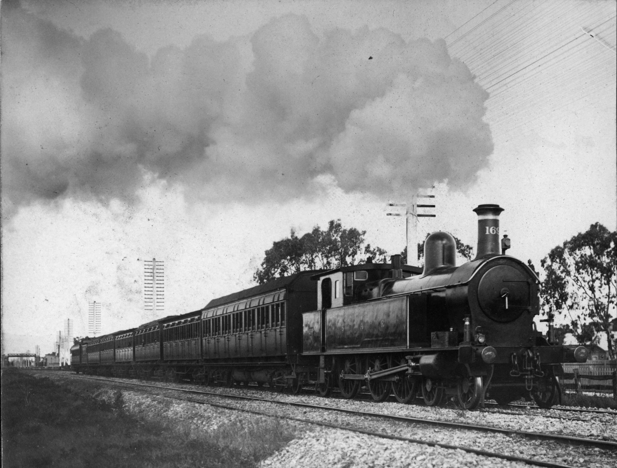 F169 on hauling the 2pm Port Line passenger train passing Croydon on 25 ...
