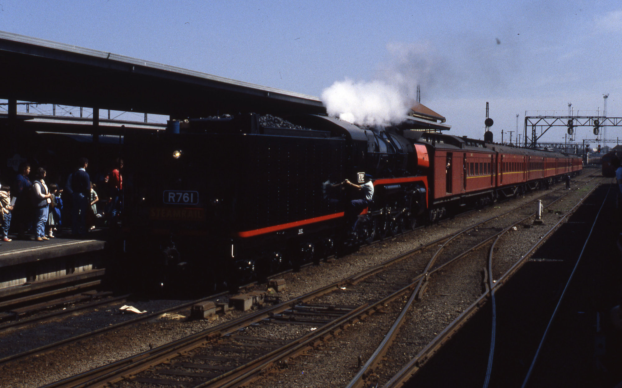 R761, Spencer Street Station, Melbourne, Vic, October 1988 | Living ...