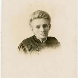RE015-Unidentified portrait of a woman, [n.d]