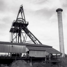 Poppet head, stack and screens, Hebburn No 2 Colliery,  Kurri Kurri, NSW, April 1980
