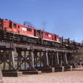 48159 and 4801, freight train, Bombo, NSW, January 1990