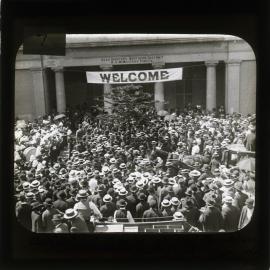 Site of present Post Office showing Old Court House—Arrival of Troops at Old Court House for lunch, Newcastle, NSW