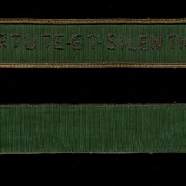 Green strap embroidered with Virtute-et-silentio