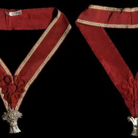 Red collar, with sheaf of corn pendant.