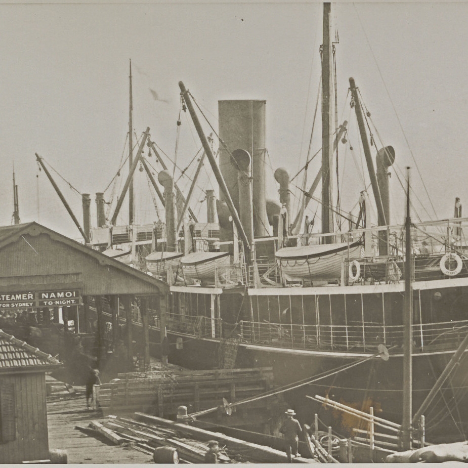 Steamship "Hunter" docked in Newcastle, 1910.