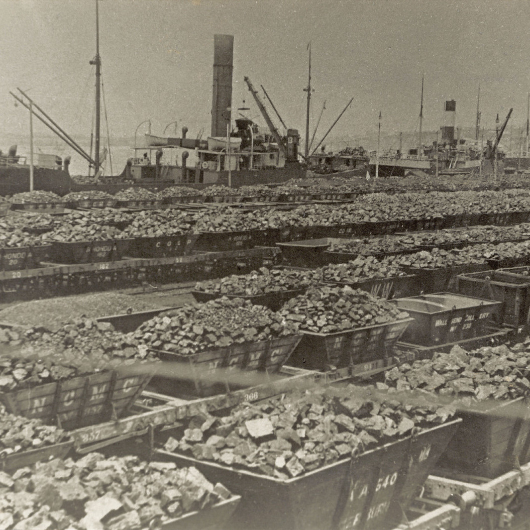 Coal loading on the Dyke, 1910. 