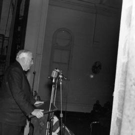 Robert Menzies being met by the Mayor at Maitland Town Hall, NSW, 1961