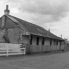 Side view, Caroline Chisholm’s Barracks, 3 Mill Street, East Maitland, NSW, [1972]