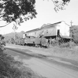 Locomotive 25 in full sidings, Stockrington, May 1985