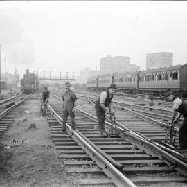 NSWGR, workers on track in Sydney Yard, [1910s]