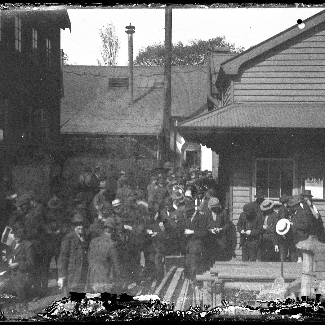 Gathering of men, Pay Office at Rail and Tramway Institute (?)