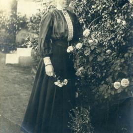 Photograph of Dorothy [?]. Postcard sent from Goulburn to Mr F. (Frank) Moore, Segenhoe, Aberdeen, NSW, 1907