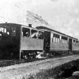 Takapuna Tramway & Ferry Co, Steam Tram Motor & trailers, beach front, Auckland, N.Z., [1920s]