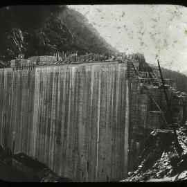 Burrinjuck, face of the dam, 1 Jan. 1913, before closing the tunnel, NSW