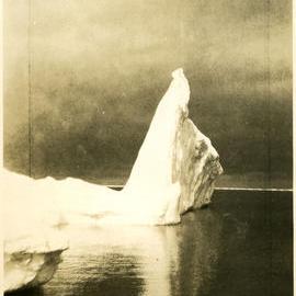 End of an ice berg, (note resemblance to human face), Antarctica