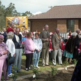 Crowd at the unveiling of the Bellbird Disaster Memorial by Mrs Dallas Hayden, wife of the Governor General, Bill Hayden, Bellbird Miners Memorial Park, NSW, 1 September 1990