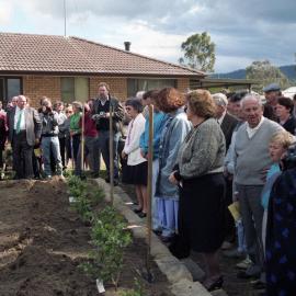 Crowd at the unveiling of the Bellbird Disaster Memorial by Mrs Dallas Hayden, wife of the Governor General, Bill Hayden, Bellbird Miners Memorial Park, NSW, 1 September 1990