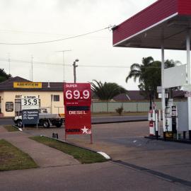 Service station and Kurri Motor Inn in Kurri Kurri, NSW, 25 April 1987
