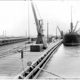 First hydraulic crane, non-travelling type, Dyke No. 9, 1914