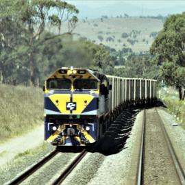 A containerised coal train coming into the loop at Yarrawa, NSW, January 2014