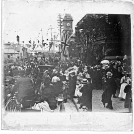 Crowd on Bond Street, Newcastle, NSW, May 1901